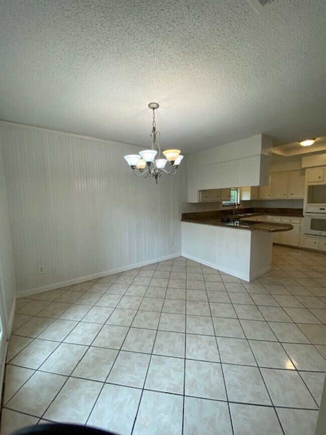 Foto del edificio - Come and view this open floor plan with much potential. Formal and dining room, granite counters,...