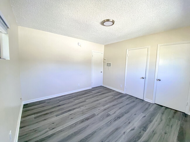 Building Photo - 12009 Vanowen St