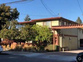 Building Photo - 527 Elm St