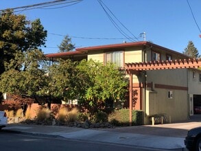 Building Photo - 527 Elm St