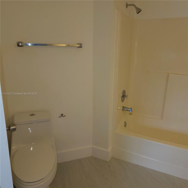 Building Photo - 9427 Fontainebleau Blvd