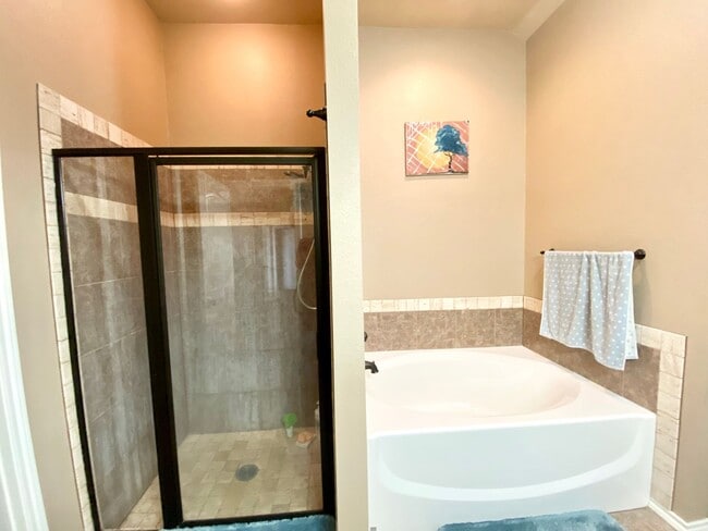 Building Photo - 6 MONTH LEASE!! IMMACULATE all electric 3 ...