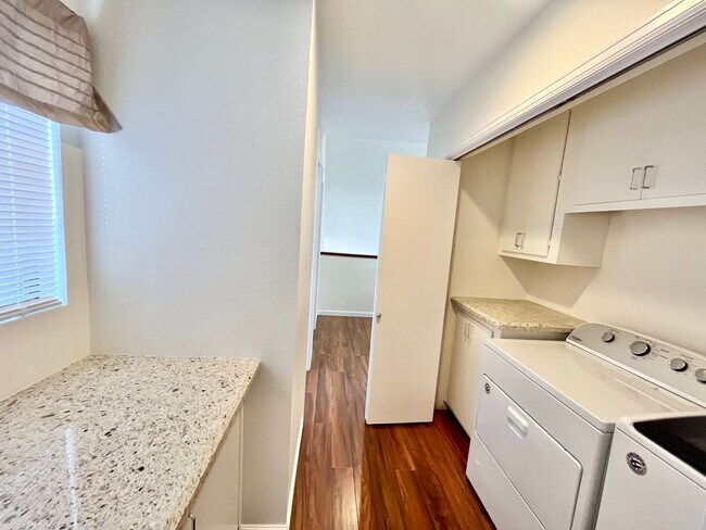 Foto del edificio - Newly Remodeled 3BR 3BA Home in University Canyon Community - Beautiful Wood floors, Canyon Views...