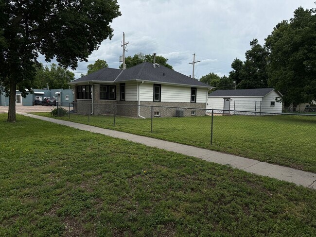 Foto del edificio - Charming 2-Bedroom Home with Spacious Backyard and 2-Car Garage