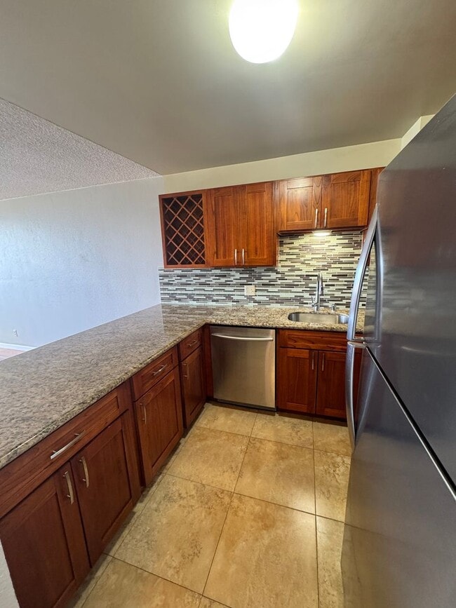 Building Photo - Updated 1 bed, 1 bath, 1 parking unit in K...