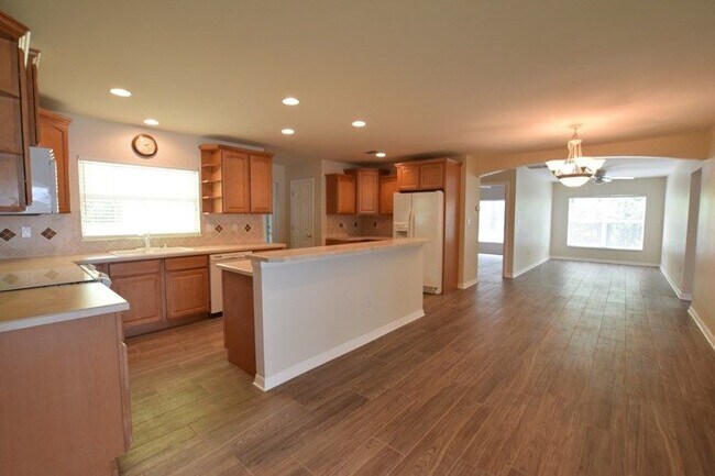 Building Photo - Amazing Renovated LAKE FRONT Home in Sanford