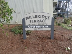 Building Photo - 728 Church St NE