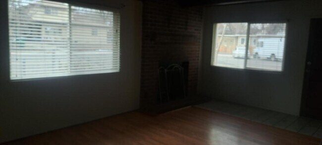 Building Photo - 302 Denslowe Street