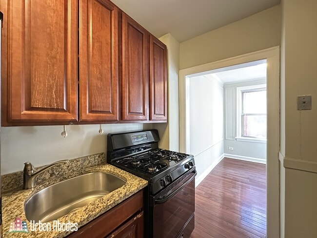 Building Photo - 528 W Surf St