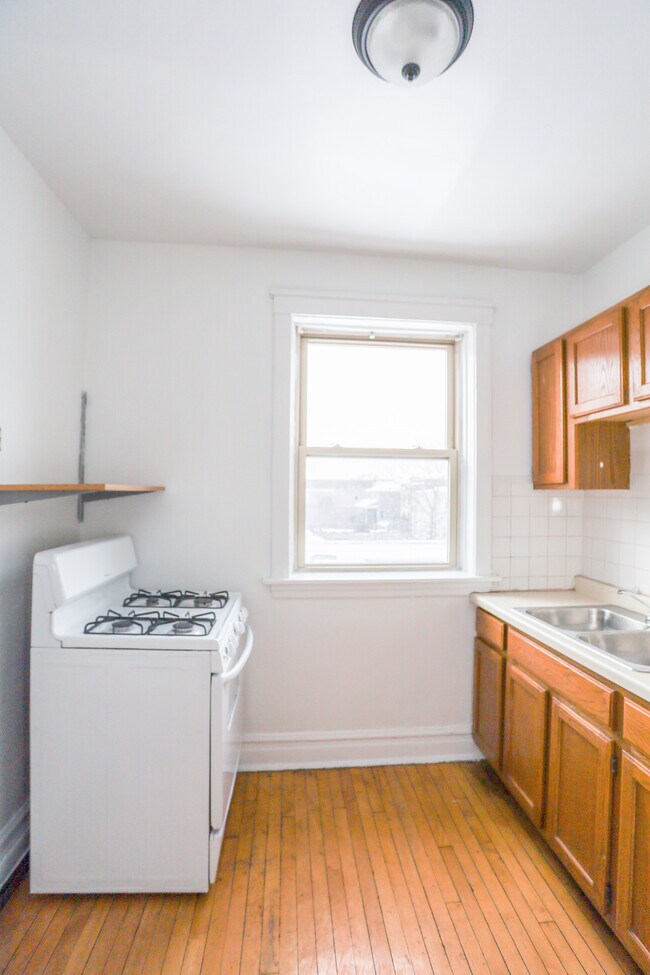 Building Photo - 4443 N Damen Ave