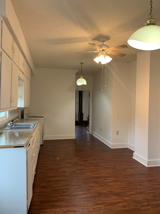 Building Photo - 808 S Greenlawn Ave