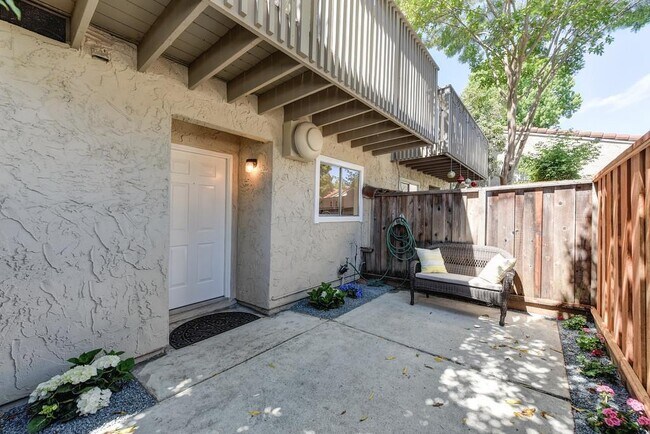 Building Photo - 102 Mission Dr