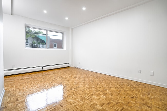 Building Photo - 5320 Av Bourret