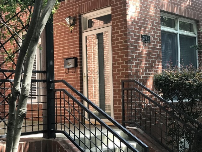 Building Photo - 209 W 17th St