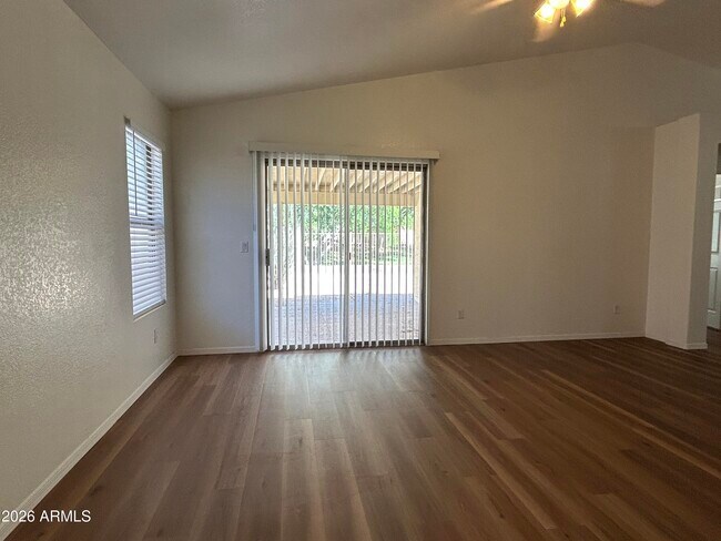 Foto del edificio - 11426 W Virginia Ave