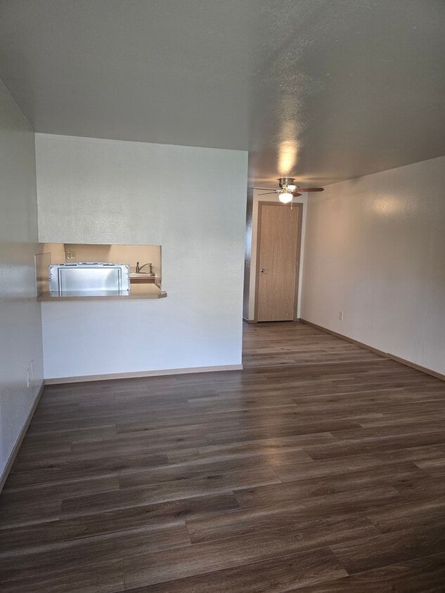 Building Photo - Newly renovated one bedroom ground floor u...