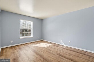 Building Photo - 5902 Cove Landing Rd