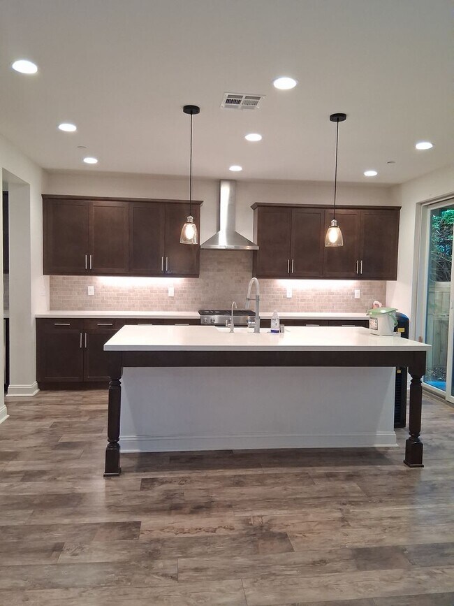 Building Photo - East end Ventura  5 Bed 5 Bath