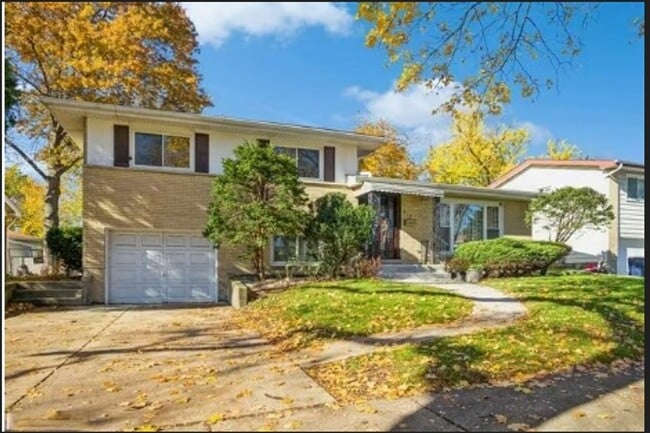 Building Photo - 812 S School St