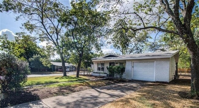 Building Photo - Modern remodel in prime location