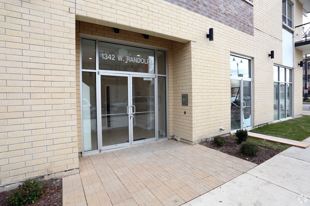 Entrada - 1342 W Randolph St