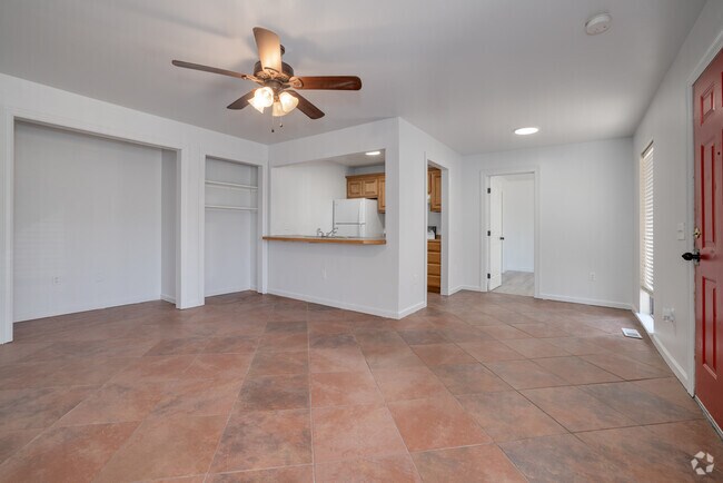 2 habitaciones, 2 baños - 870 pies cuadrados - Sala de estar - North Brook Apartments