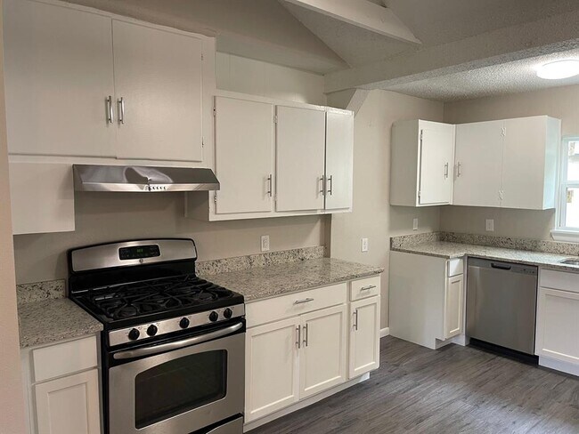Building Photo - 215 Collins Dr