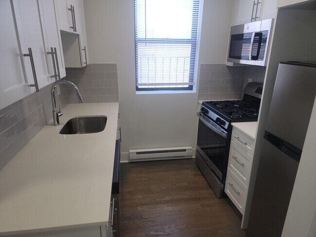 Foto del edificio - Studio plus with in unit laundry available...