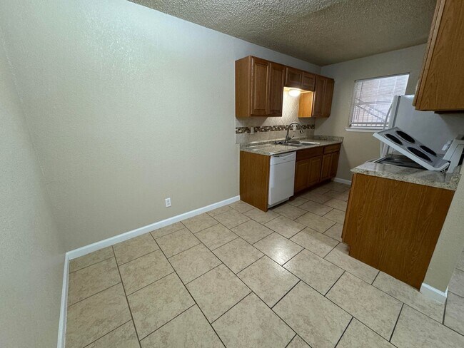 Building Photo - Eastgate Ridge Apartments-1020 N Gilmer (U...