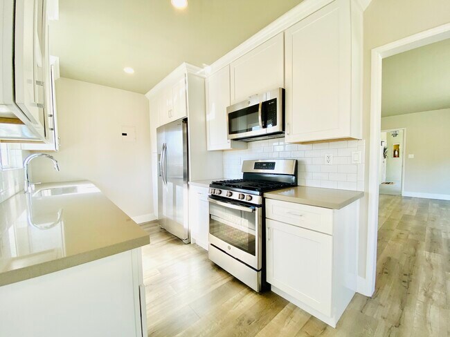 Kitchen - 727 Owen Dr