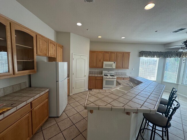 Foto del edificio - 2 Bed 2 Bath Plus Den In Summerset Orchard...