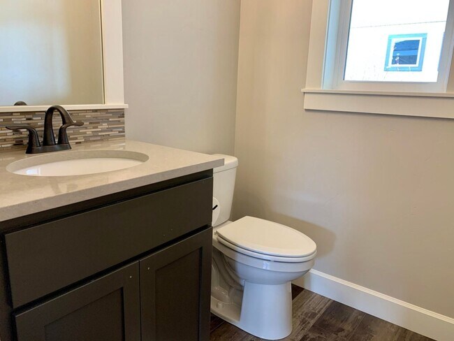 Foto del edificio - Large 4 bedroom in Redmond, new listing!  A/C!