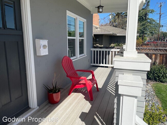 Foto del edificio - 4 br, 3 bath House - 627 L St