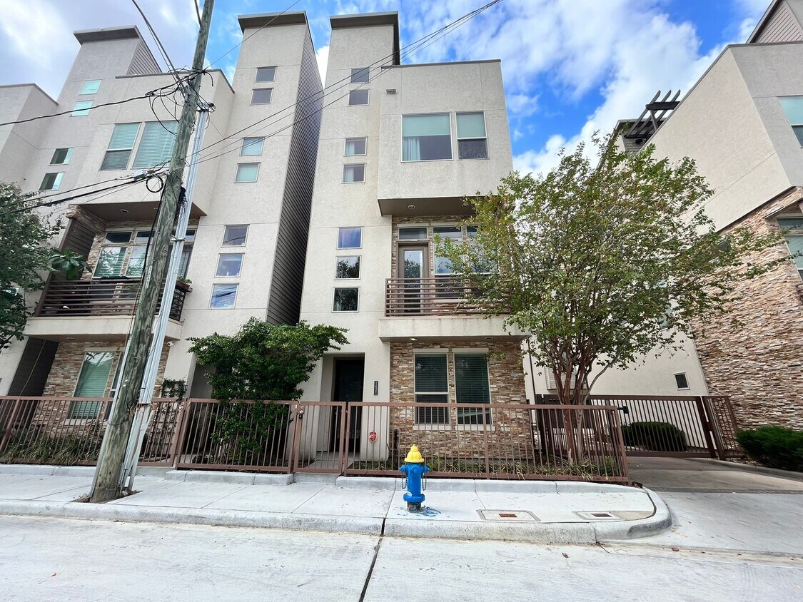 Primary Photo - Stunning-3 bedroom, 3.5 bath!! 4TH MONTH H...