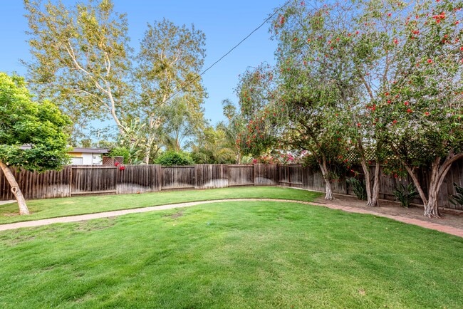 Building Photo - 5865 Vesper Ave