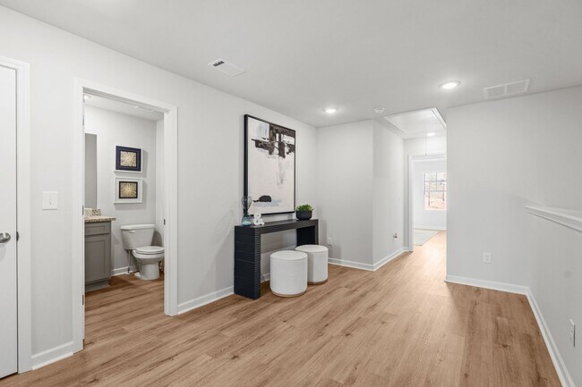 Foto del edificio - 3 Bed 2.5 bathroom townhomes in Flowery Branch!