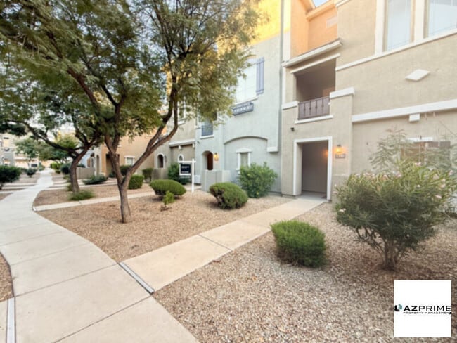 Foto del edificio - Elevate Your Lifestyle In This Stunning 2/2.5, Three-Story Home Nestled Inside The Prestigious, Gate