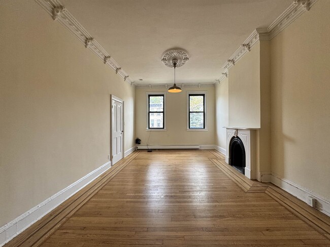 Building Photo - 19 Henry St