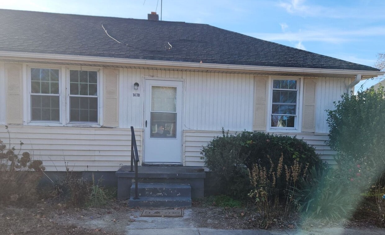 Foto principal - 2 BR DUPLEX Available Now in Petersburg - Off of Rt. 460 -