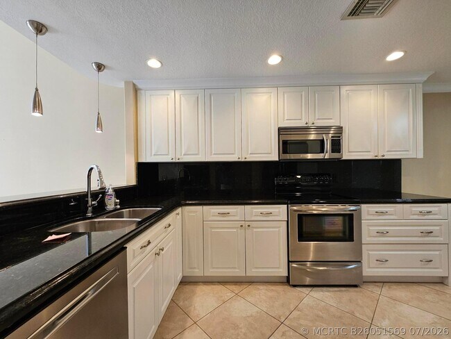 Foto del edificio - 7526 Pinewalk Dr S