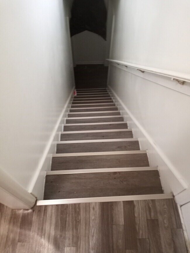 Building Photo - Spacious 4Bdrm
