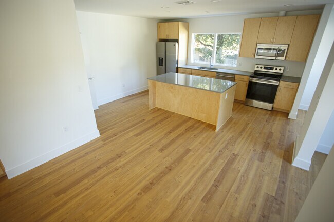 Building Photo - 1292 Francis Ave