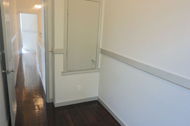 Foto del edificio - 2 BED | 1 BATH | JUST RENOVATED | VICTORIA...