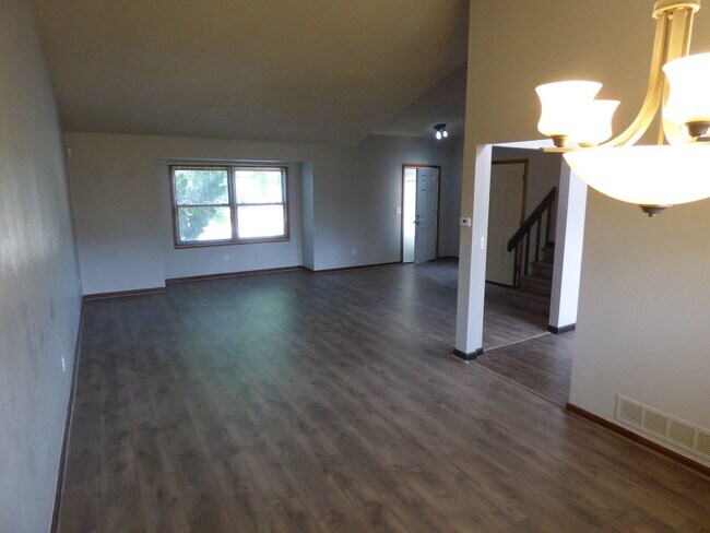 Foto del edificio - $0 DEPOSIT OPTION.  TRI-LEVEL HOME IN SE AURORA