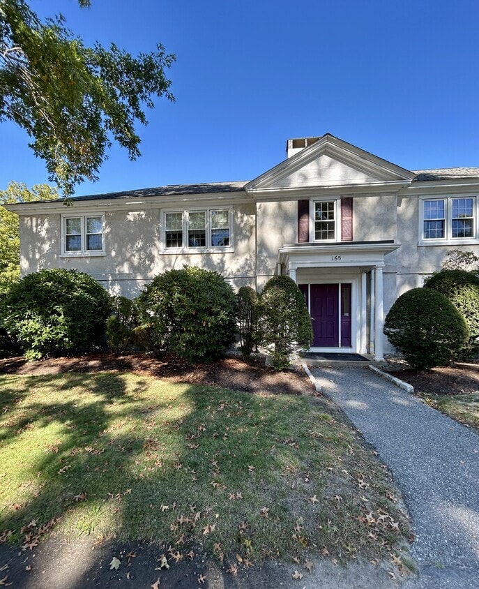 Foto principal - 165 Thoreau St