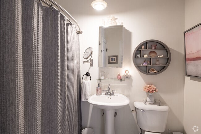 2BR, 1BA - 993SF - Bathroom - Glen Street Associates