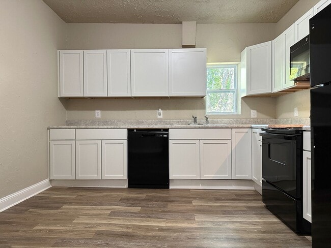 Building Photo - 4 Bedroom 2 Bathroom Home in Winterset