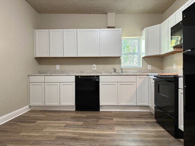Foto del edificio - 4 Bedroom 2 Bathroom Home in Winterset