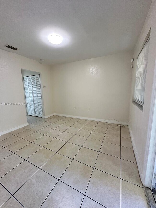 Foto del edificio - 609 NW 7th Ave