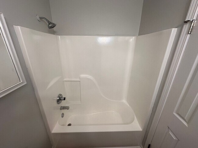 Foto del edificio - Beautiful 3 bed (Possibly 4 bed) with 2.5 baths Home located in Warren Township